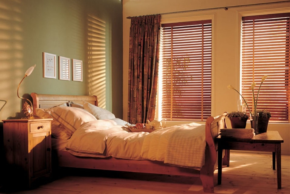 Использование деревянных жалюзи для оформления окон в спальной