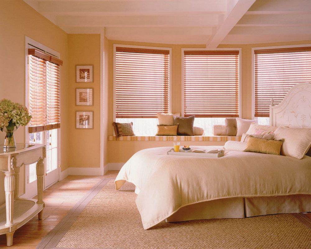 Использование деревянных жалюзи для оформления окон в спальной Фото2